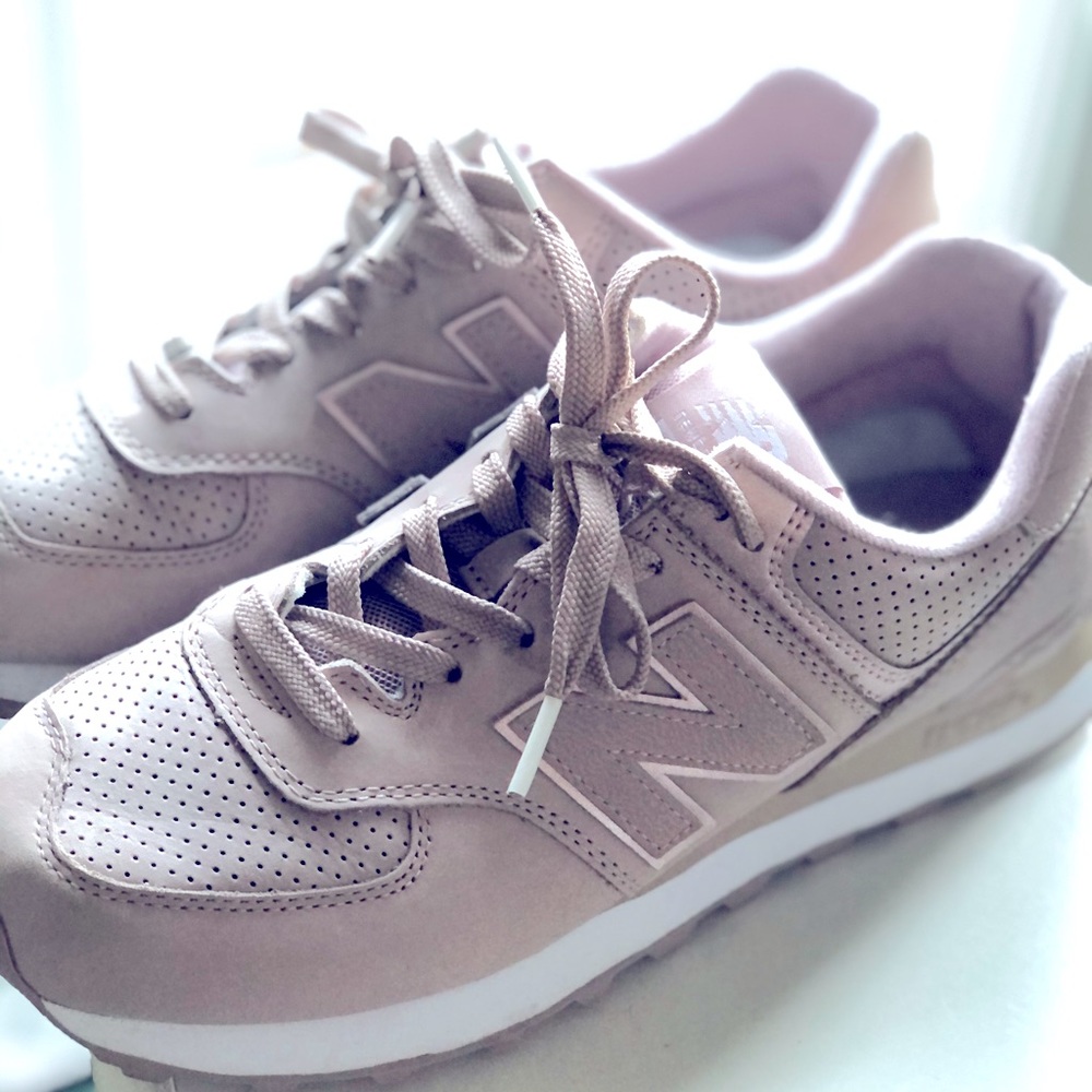 New Balance Vintage Style Sneakers - Picture 1 of 6